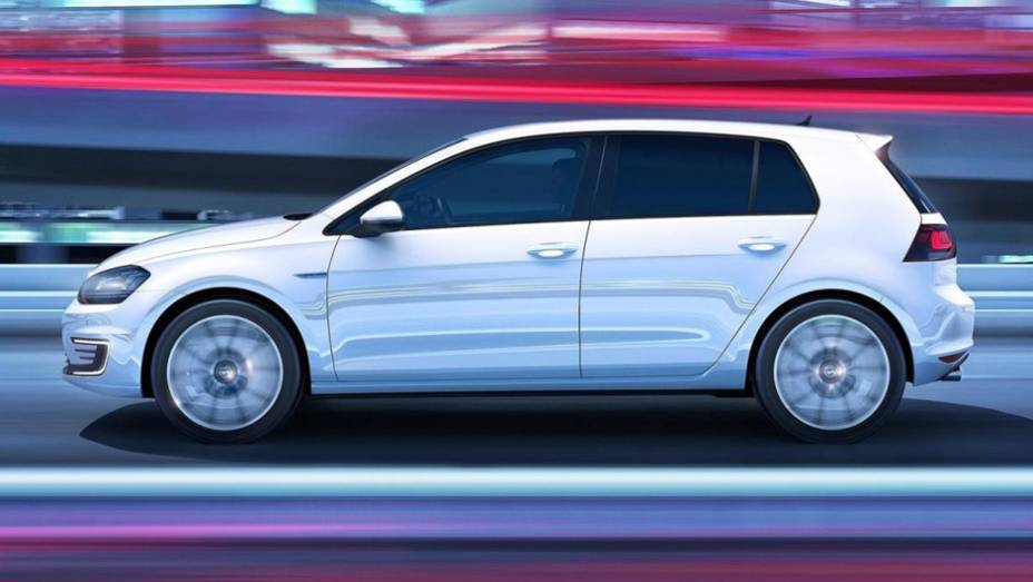 O Golf GTE tem um motor 1.4 TSI a gasolina e outro movido a eletricidade, resultando em 201 cv | <a href="https://preprod.quatrorodas.abril.com.br/noticias/saloes/genebra-2014/vw-golf-ganha-versao-hibrida-plug-in-774055.shtml" rel="migration">Leia mais</a>