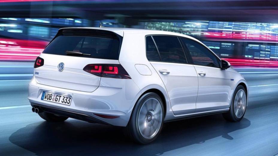 De acordo com a VW, no modo híbrido o carro leva 7,6 segundos para ir de 0 a 100 km/h, chegando aos 217 km/h | <a href="https://preprod.quatrorodas.abril.com.br/noticias/saloes/genebra-2014/vw-golf-ganha-versao-hibrida-plug-in-774055.shtml" rel="migration">Leia mais</a>