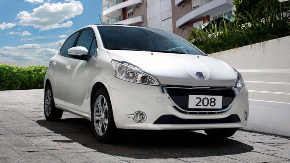 Praticamente idêntico ao europeu, o 208, enfim, estreia por aqui | <a href="https://preprod.quatrorodas.abril.com.br/carros/lancamentos/peugeot-208-736576.shtml" rel="migration">Leia mais</a>