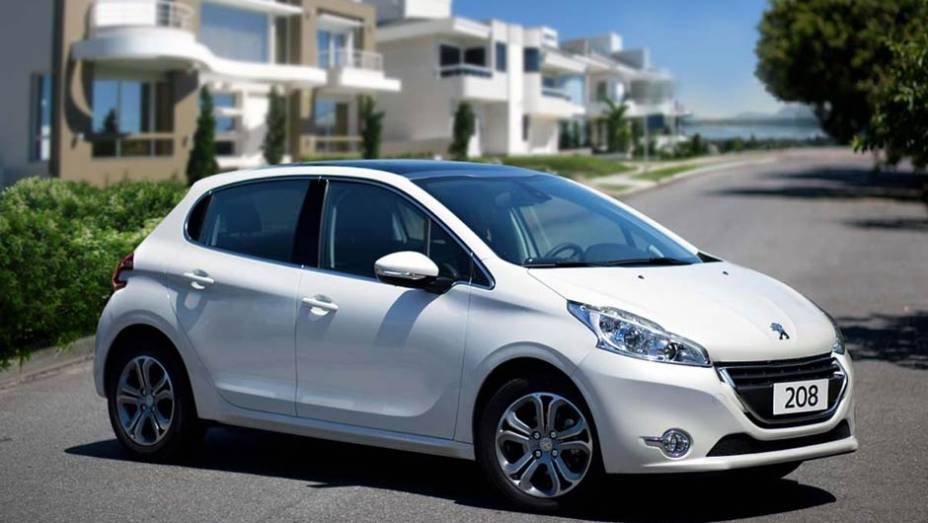 Fabricado em Porto Real (RJ), o carro será vendido em três versões de acabamento: Active, Allure e Griffe | <a href="https://preprod.quatrorodas.abril.com.br/carros/lancamentos/peugeot-208-736576.shtml" rel="migration">Leia mais</a>