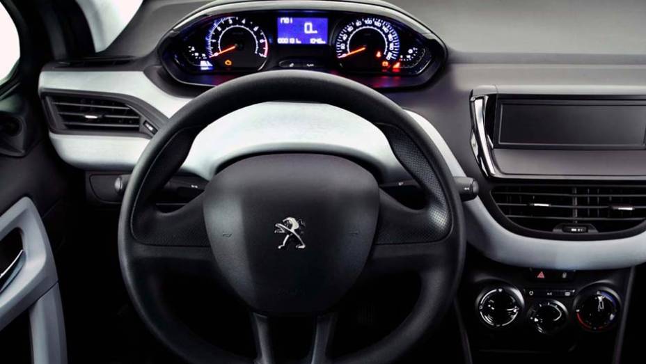 Nas versões de entrada, a tela touchscreen dá lugar a uma tampa plástica para o rádio | <a href="https://preprod.quatrorodas.abril.com.br/carros/lancamentos/peugeot-208-736576.shtml" rel="migration">Leia mais</a>