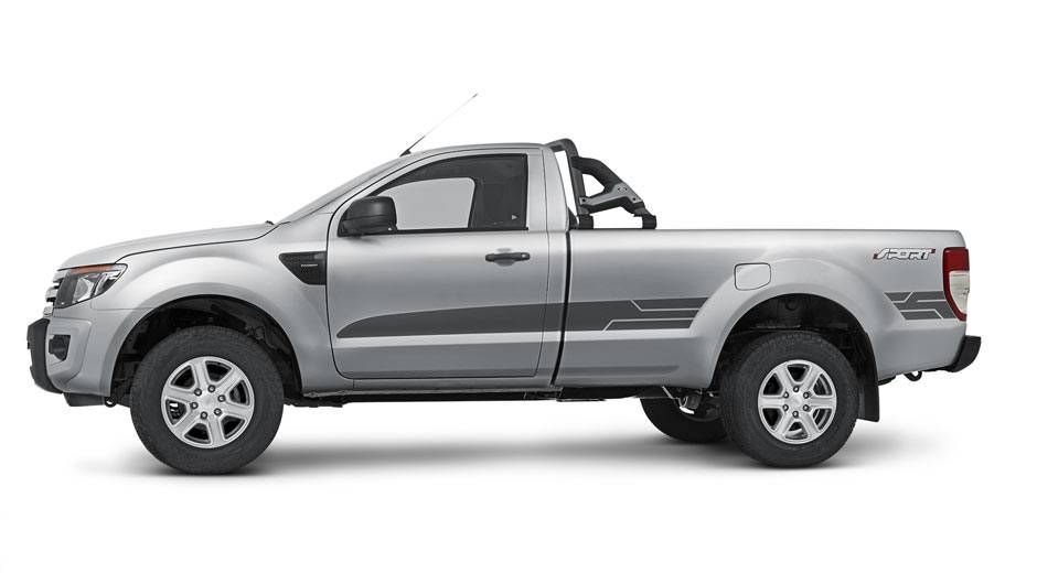 No visual, ela se diferencia pelos adesivos espalhados pela carroceria | <a href="https://preprod.quatrorodas.abril.com.br/carros/lancamentos/ford-ranger-sport-777328.shtml" rel="migration">Leia mais</a>
