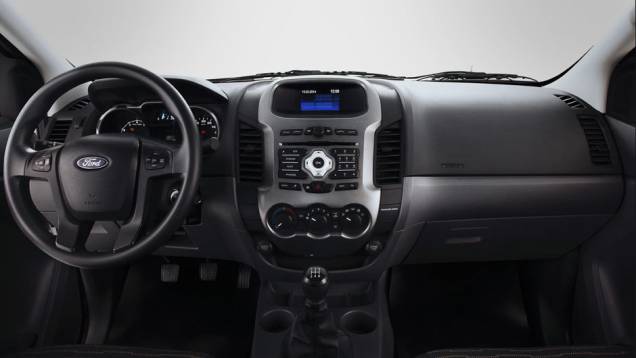 O interior é bem acabado e lembra o de um automóvel de passeio; tela de LCD no centro da cabine não é sensível ao toque | <a href="https://preprod.quatrorodas.abril.com.br/carros/lancamentos/ford-ranger-sport-777328.shtml" rel="migration">Leia mais</a> O interior é bem acabado e lembra o de um automóvel de passeio; tela de LCD no centro da cabine não é sensível ao toque | <a href="https://preprod.quatrorodas.abril.com.br/carros/lancamentos/ford-ranger-sport-777328.shtml" rel="migration">Leia mais</a>