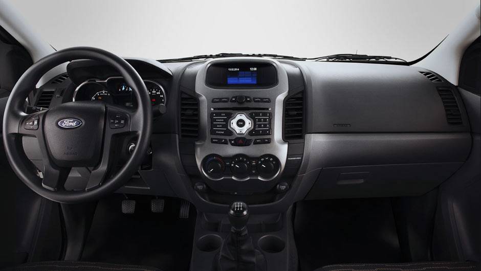 O interior &eacute; bem acabado e lembra o de um autom&oacute;vel de passeio; tela de LCD no centro da cabine n&atilde;o &eacute; sens&iacute;vel ao toque | <a href="https://preprod.quatrorodas.abril.com.br/carros/lancamentos/ford-ranger-sport-777328.shtml" rel="migration">Leia mais</a>