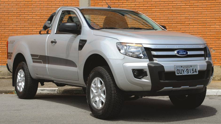 A dianteira tem um aplique pl&aacute;stico no para-choque simulando um quebra-mato | <a href="https://preprod.quatrorodas.abril.com.br/carros/lancamentos/ford-ranger-sport-777328.shtml" rel="migration">Leia mais</a>