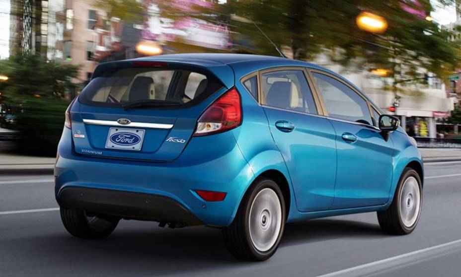 Nas versões SE e Titanium (acima), ele pode vir com o câmbio automatizado de dupla embreagem Powershift | <a href="https://preprod.quatrorodas.abril.com.br/carros/lancamentos/ford-new-fiesta-2014-739245.shtml" rel="migration">Leia mais</a>