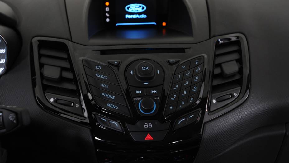 Sistema multim&iacute;dia SYNC &eacute; item de s&eacute;rie a partir da vers&atilde;o intermedi&aacute;ria SE <a href="https://preprod.quatrorodas.abril.com.br/carros/lancamentos/ford-new-fiesta-2014-739245.shtml" rel="migration">Leia mais</a>