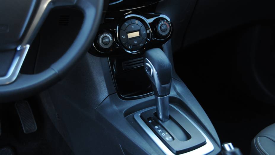 Vers&atilde;o 1.6 pode ser equipada com o c&acirc;mbio de dupla embreagem Powershift <a href="https://preprod.quatrorodas.abril.com.br/carros/lancamentos/ford-new-fiesta-2014-739245.shtml" rel="migration">Leia mais</a>