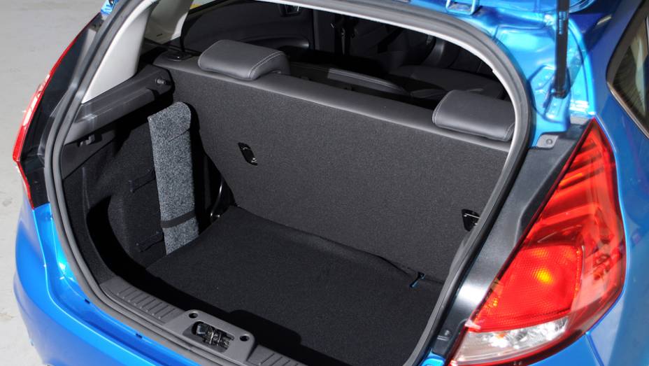 Porta-malas tem 290 litros de capacidade <a href="https://preprod.quatrorodas.abril.com.br/carros/lancamentos/ford-new-fiesta-2014-739245.shtml" rel="migration">Leia mais</a>