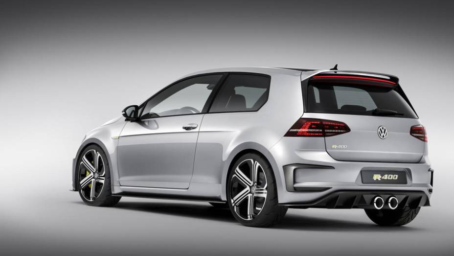 Modelo tem para-lamas alargados e novos para-choques. | <a href="https://preprod.quatrorodas.abril.com.br/noticias/saloes/pequim-2014/vw-mostra-golf-r-400-pequim-780061.shtml" rel="migration">Leia mais</a>