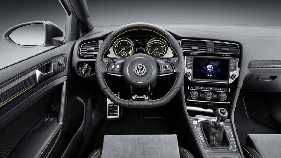 O Golf R 400 leva apenas 3,9 segundos para ir de 0 a 100 km/h. | <a href="https://preprod.quatrorodas.abril.com.br/noticias/saloes/pequim-2014/vw-mostra-golf-r-400-pequim-780061.shtml" rel="migration">Leia mais</a>