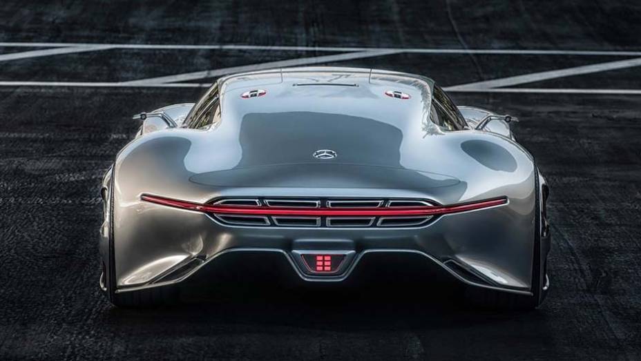 O motor central-dianteiro do Vision é um V8 biturbo com quase 600 cv | <a href="https://preprod.quatrorodas.abril.com.br/noticias/saloes/los-angeles-2013/mercedes-benz-exibe-amg-vision-760771.shtml" rel="migration">Leia mais</a>