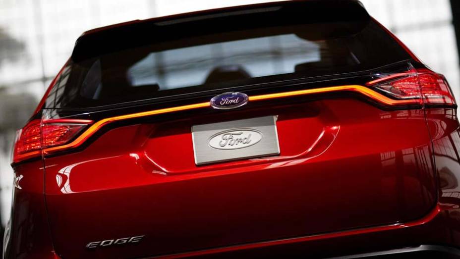 As lanternas tem um filete horizontal da luz de seta que cobre toda a tampa do porta-malas | <a href="https://preprod.quatrorodas.abril.com.br/noticias/saloes/los-angeles-2013/ford-apresenta-edge-concept-760730.shtml" rel="migration">Leia mais</a>