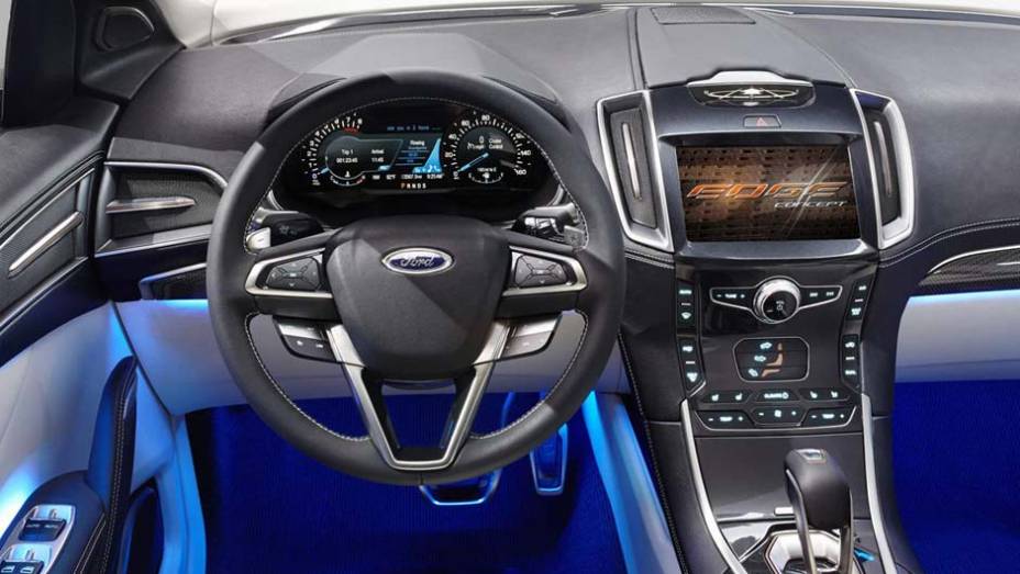 Futurista, sim, mas sem exageros: o painel do Edge poderia equipar qualquer carro produzido em série | <a href="https://preprod.quatrorodas.abril.com.br/noticias/saloes/los-angeles-2013/ford-apresenta-edge-concept-760730.shtml" rel="migration">Leia mais</a>