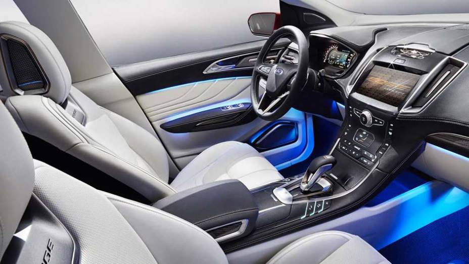 Salvo pela exagerada iluminação azulada, a cabine tem visual agradável | <a href="https://preprod.quatrorodas.abril.com.br/noticias/saloes/los-angeles-2013/ford-apresenta-edge-concept-760730.shtml" rel="migration">Leia mais</a>