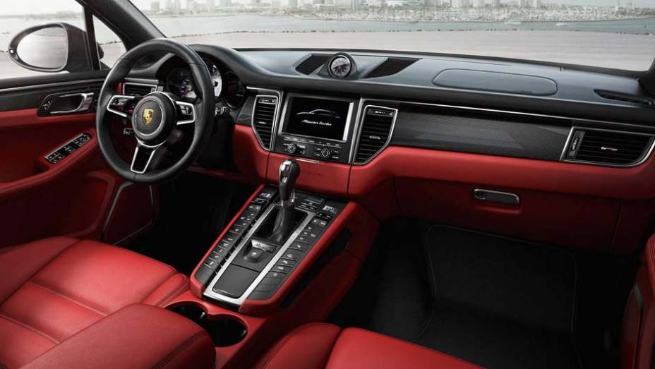 Interior lembra o do próprio Cayenne; o Macan chega às lojas alemãs a partir de abril | <a href="https://preprod.quatrorodas.abril.com.br/noticias/saloes/los-angeles-2013/porsche-mostra-macan-760709.shtml" rel="migration">Leia mais</a>