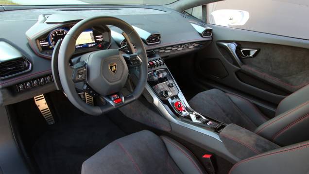 Interior lembra muito a cabine de um caça, com diversas referências ao mundo da aviação | <a href="https://preprod.quatrorodas.abril.com.br/noticias/saloes/genebra-2014/lamborghini-revela-huracan-775441.shtml" rel="migration">Leia mais</a> Interior lembra muito a cabine de um caça, com diversas referências ao mundo da aviação | <a href="https://preprod.quatrorodas.abril.com.br/noticias/saloes/genebra-2014/lamborghini-revela-huracan-775441.shtml" rel="migration">Leia mais</a>