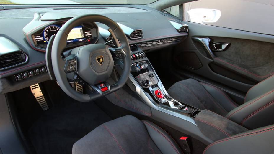 Interior lembra muito a cabine de um ca&ccedil;a, com diversas refer&ecirc;ncias ao mundo da avia&ccedil;&atilde;o | <a href="https://preprod.quatrorodas.abril.com.br/noticias/saloes/genebra-2014/lamborghini-revela-huracan-775441.shtml" rel="migration">Leia mais</a>