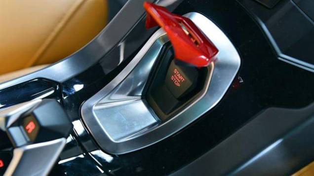 Este é o botão que dá a partida no V10. Nada mal, hein? | <a href="https://preprod.quatrorodas.abril.com.br/noticias/saloes/genebra-2014/lamborghini-revela-huracan-775441.shtml" rel="migration">Leia mais</a> Este é o botão que dá a partida no V10. Nada mal, hein? | <a href="https://preprod.quatrorodas.abril.com.br/noticias/saloes/genebra-2014/lamborghini-revela-huracan-775441.shtml" rel="migration">Leia mais</a>