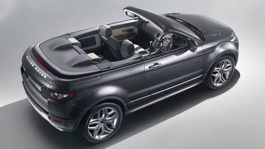 Exemplar chama atenção pelas rodas exclusivas de 21 polegadas | <a href="https://preprod.quatrorodas.abril.com.br/saloes/genebra/2012/land-rover-range-rover-evoque-cabrio-678525.shtml" rel="migration">Leia mais</a>