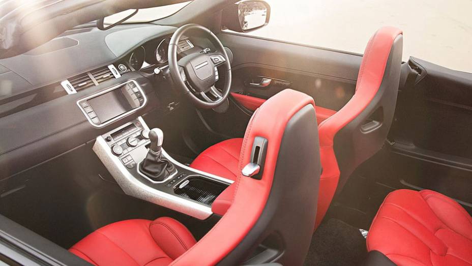 Sistema multim&iacute;dia com tela sens&iacute;vel ao toque de oito polegadas e som de alta fidelidade equipam o Evoque | <a href="https://preprod.quatrorodas.abril.com.br/saloes/genebra/2012/land-rover-range-rover-evoque-cabrio-678525.shtml" rel="migration">Leia mais</a>
