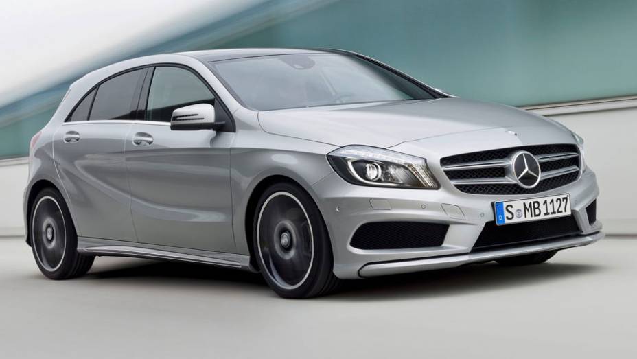 Nem parece o mesmo: de uma pacata minivan, o Classe A se transformou em um hatch esportivo | <a href="https://preprod.quatrorodas.abril.com.br/saloes/genebra/2012/mercedes-benz-classe-678631.shtml" rel="migration">Leia mais</a>
