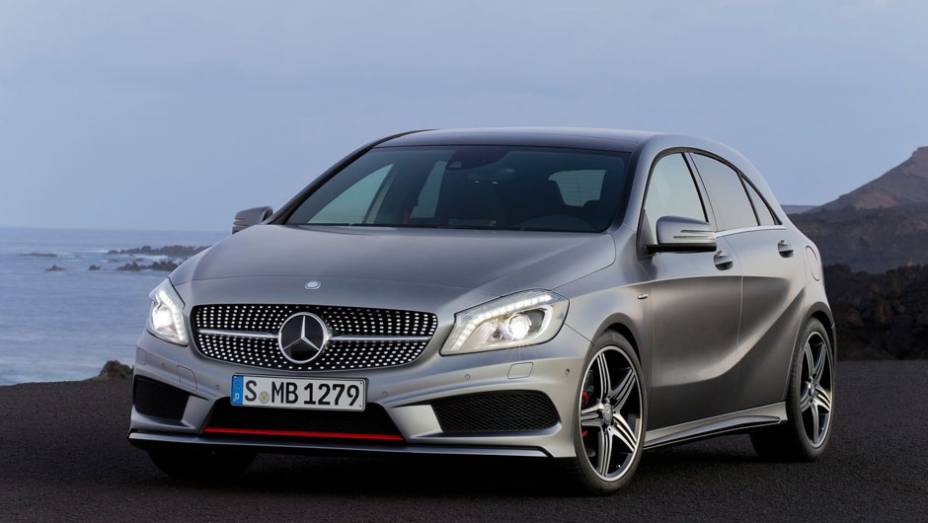O Classe A segue o visual dos últimos modelos da Mercedes-Benz | <a href="https://preprod.quatrorodas.abril.com.br/saloes/genebra/2012/mercedes-benz-classe-678631.shtml" rel="migration">Leia mais</a>