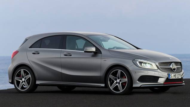 O vinco que percorre quase toda a lateral chama muita atenção | <a href="https://preprod.quatrorodas.abril.com.br/saloes/genebra/2012/mercedes-benz-classe-678631.shtml" rel="migration">Leia mais</a> O vinco que percorre quase toda a lateral chama muita atenção | <a href="https://preprod.quatrorodas.abril.com.br/saloes/genebra/2012/mercedes-benz-classe-678631.shtml" rel="migration">Leia mais</a>