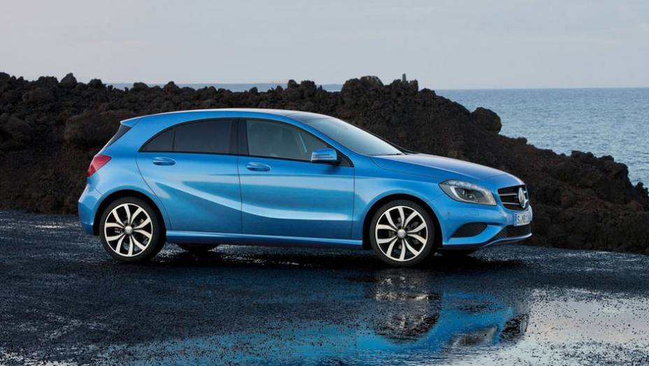 Hatchback lembra um pouco os tra&ccedil;os da tamb&eacute;m renovada Classe B | <a href="https://preprod.quatrorodas.abril.com.br/saloes/genebra/2012/mercedes-benz-classe-678631.shtml" rel="migration">Leia mais</a>