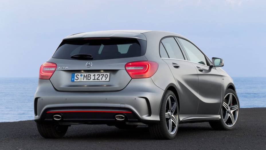 As lanternas ajudam a deixar o carro com ar musculoso | <a href="https://preprod.quatrorodas.abril.com.br/saloes/genebra/2012/mercedes-benz-classe-678631.shtml" rel="migration">Leia mais</a>