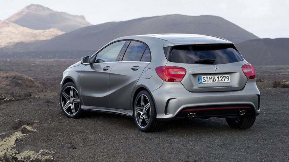 Para-choque esportivo incorpora as saída dupla de escape | <a href="https://preprod.quatrorodas.abril.com.br/saloes/genebra/2012/mercedes-benz-classe-678631.shtml" rel="migration">Leia mais</a>
