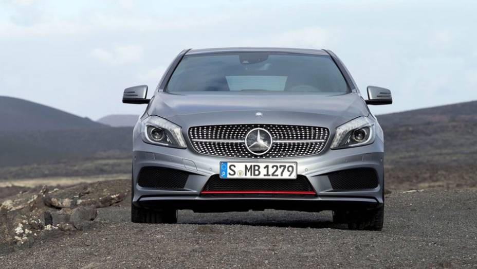 A grade frontal n&atilde;o esconde a inspira&ccedil;&atilde;o no superesportivo SLS AMG | <a href="https://preprod.quatrorodas.abril.com.br/saloes/genebra/2012/mercedes-benz-classe-678631.shtml" rel="migration">Leia mais</a>