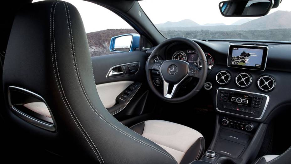 Interior tamb&eacute;m mudou completamente em rela&ccedil;&atilde;o &agrave; gera&ccedil;&atilde;o anterior | <a href="https://preprod.quatrorodas.abril.com.br/saloes/genebra/2012/mercedes-benz-classe-678631.shtml" rel="migration">Leia mais</a>