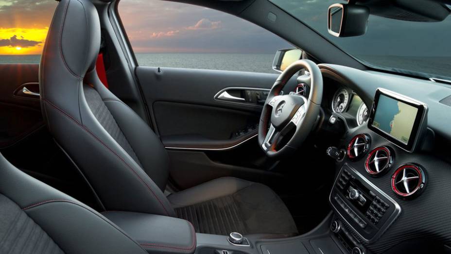 Bancos esportivos e volante com base achatada: nem parece que estamos dentro de um Classe A | <a href="https://preprod.quatrorodas.abril.com.br/saloes/genebra/2012/mercedes-benz-classe-678631.shtml" rel="migration">Leia mais</a>