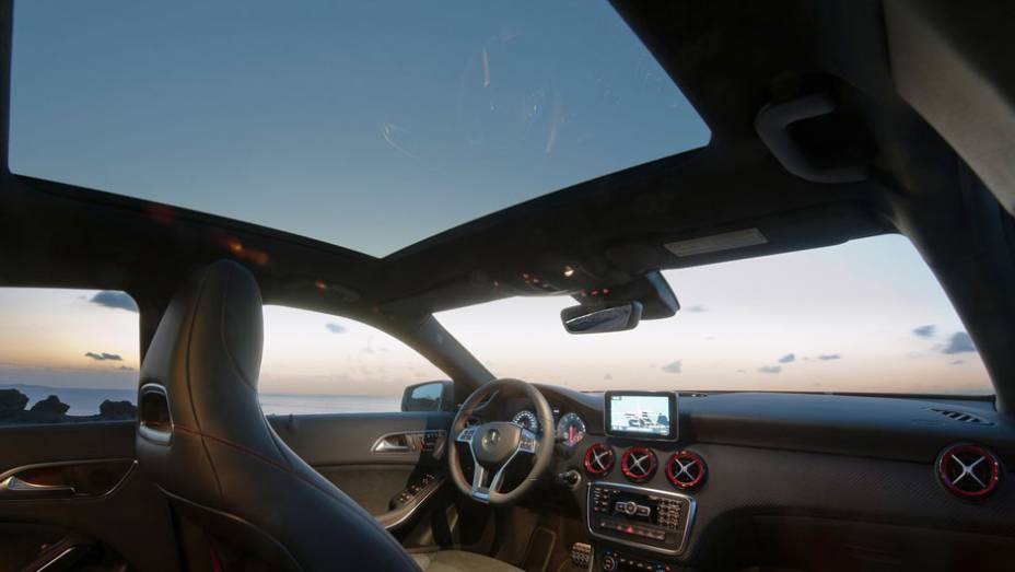 Teto solar panor&acirc;mico deixa o interior ainda mais iluminado | <a href="https://preprod.quatrorodas.abril.com.br/saloes/genebra/2012/mercedes-benz-classe-678631.shtml" rel="migration">Leia mais</a>