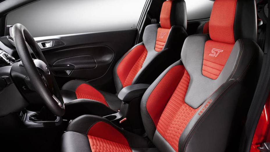 Assentos esportivos Recaro s&atilde;o destaque