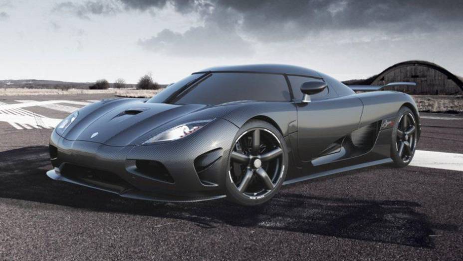 Modelo possui velocidade máxima de 440 km/h | <a href="https://preprod.quatrorodas.abril.com.br/saloes/genebra/2012/koenigsegg-agera-r-678731.shtml" rel="migration">Leia mais</a>