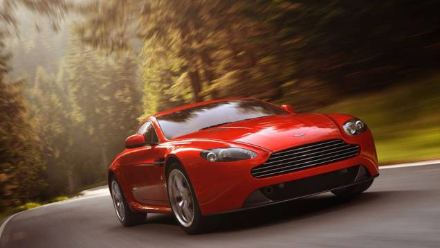 Novidades são para-choque dianteiro mais baixo, silhueta redesenhada e difusor integrado ao para-choque traseiro | <a href="https://preprod.quatrorodas.abril.com.br/saloes/genebra/2012/aston-martin-v8-vantage-678482.shtml" rel="migration">Leia mais</a> Novidades são para-choque dianteiro mais baixo, silhueta redesenhada e difusor integrado ao para-choque traseiro | <a href="https://preprod.quatrorodas.abril.com.br/saloes/genebra/2012/aston-martin-v8-vantage-678482.shtml" rel="migration">Leia mais</a>