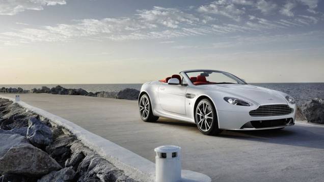 V8 Vantage tem motor 4.7 de 420 cv de potência | <a href="https://preprod.quatrorodas.abril.com.br/saloes/genebra/2012/aston-martin-v8-vantage-678482.shtml" rel="migration">Leia mais</a> V8 Vantage tem motor 4.7 de 420 cv de potência | <a href="https://preprod.quatrorodas.abril.com.br/saloes/genebra/2012/aston-martin-v8-vantage-678482.shtml" rel="migration">Leia mais</a>