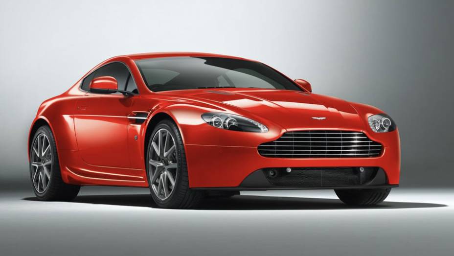 Transmissão manual de seis velocidades é de série | <a href="https://preprod.quatrorodas.abril.com.br/saloes/genebra/2012/aston-martin-v8-vantage-678482.shtml" rel="migration">Leia mais</a>