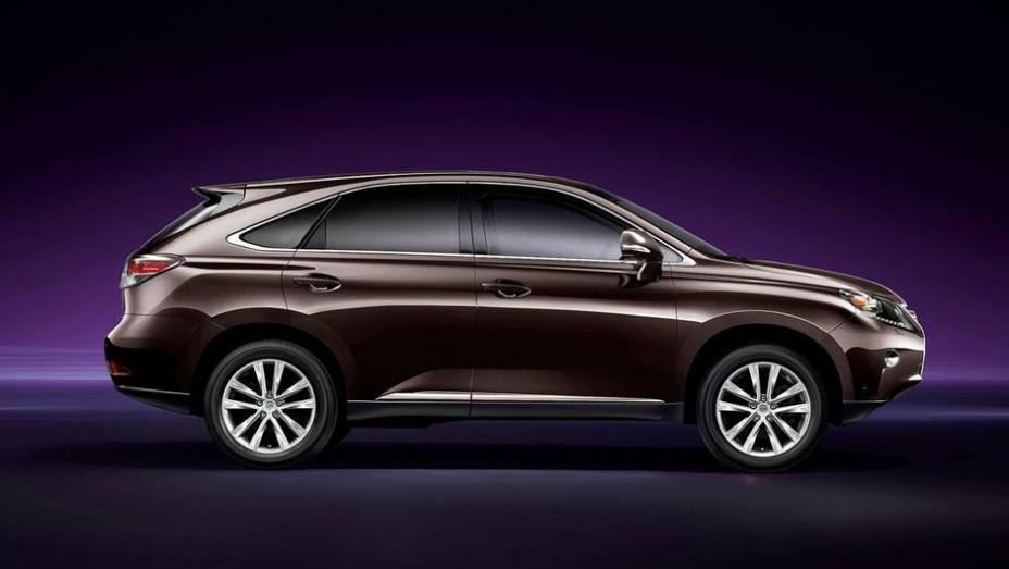 Modelo ganhou novo para-choque frontal, faróis com LEDs | <a href="https://preprod.quatrorodas.abril.com.br/saloes/genebra/2012/lexus-rx-678808.shtml" rel="migration">Leia mais</a>