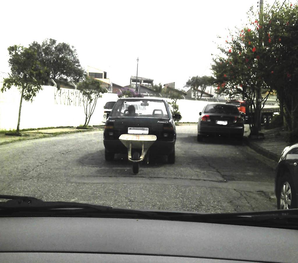 Viva voz Dupla falta: carrinho - e ainda por cima, de mão. Apito nele!