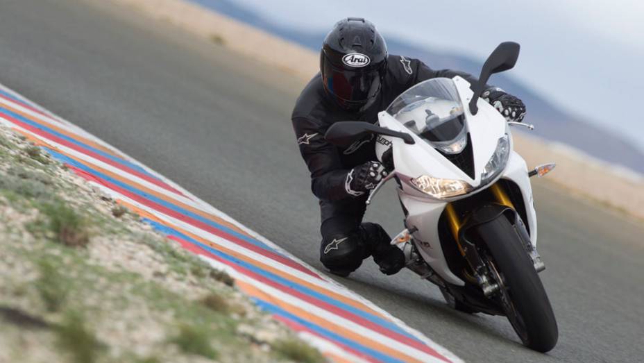 A Daytona 675R chega às concessionárias em junho pelo preço sugerido de R$ 48.690,00 (na cor branca) | <a href="%20https://preprod.quatrorodas.abril.com.br/moto/noticias/triumph-lanca-daytona-675r-street-triple-741449.shtml" rel="migration">Leia mais</a>