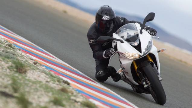 A Daytona 675R chega às concessionárias em junho pelo preço sugerido de R$ 48.690,00 (na cor branca) | <a href="%20https://preprod.quatrorodas.abril.com.br/moto/noticias/triumph-lanca-daytona-675r-street-triple-741449.shtml" rel="migration">Leia mais</a> A Daytona 675R chega às concessionárias em junho pelo preço sugerido de R$ 48.690,00 (na cor branca) | <a href="%20https://preprod.quatrorodas.abril.com.br/moto/noticias/triumph-lanca-daytona-675r-street-triple-741449.shtml" rel="migration">Leia mais</a>
