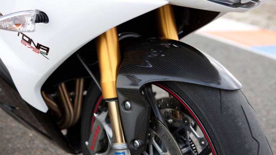 A superesportiva Triumph Daytona 675R foi totalmente remodelada no início de 2013 | <a href="https://preprod.quatrorodas.abril.com.br/moto/noticias/triumph-lanca-daytona-675r-street-triple-741449.shtml" rel="migration">Leia mais</a>