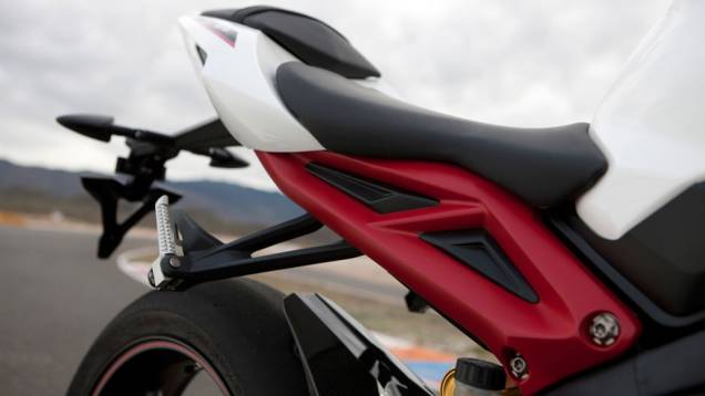 A moto de 2013 possui novo quadro, braço oscilante, rodas, suspensão (Öhlins, totalmente ajustável), freios (Brembo), tanque de combustível, carenagens, faróis etc | <a href="%20https://preprod.quatrorodas.abril.com.br/moto/noticias/triumph-lanca-daytona-675r-street" rel="migration"></a> A moto de 2013 possui novo quadro, braço oscilante, rodas, suspensão (Öhlins, totalmente ajustável), freios (Brembo), tanque de combustível, carenagens, faróis etc | <a href="%20https://preprod.quatrorodas.abril.com.br/moto/noticias/triumph-lanca-daytona-675r-street" rel="migration"></a>