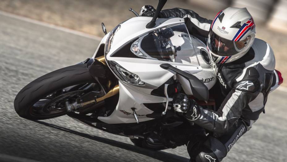 Torque máximo de 7,55 mkgf a 11.900, pesando 184 kg | <a href="https://preprod.quatrorodas.abril.com.br/moto/noticias/triumph-lanca-daytona-675r-street-triple-741449.shtml" rel="migration">Leia mais</a>