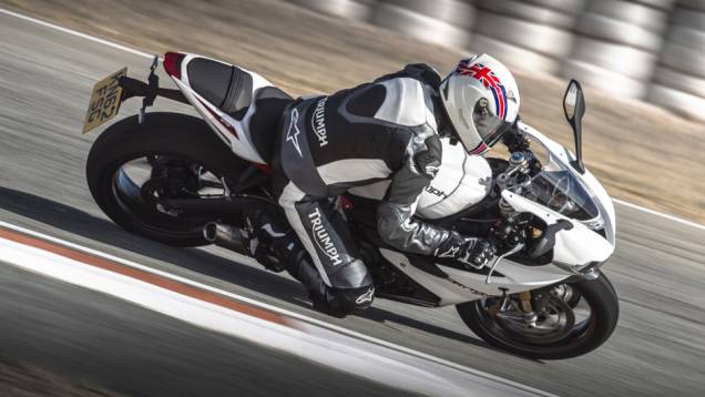 A motocicleta é 1 kg mais leve que a versão anterior, já que utiliza peças de fibra de carbono da mais alta qualidade | <a href="%20https://preprod.quatrorodas.abril.com.br/moto/noticias/triumph-lanca-daytona-675r-street-triple-741449.shtml" rel="migration">Leia mais</a> A motocicleta é 1 kg mais leve que a versão anterior, já que utiliza peças de fibra de carbono da mais alta qualidade | <a href="%20https://preprod.quatrorodas.abril.com.br/moto/noticias/triumph-lanca-daytona-675r-street-triple-741449.shtml" rel="migration">Leia mais</a>