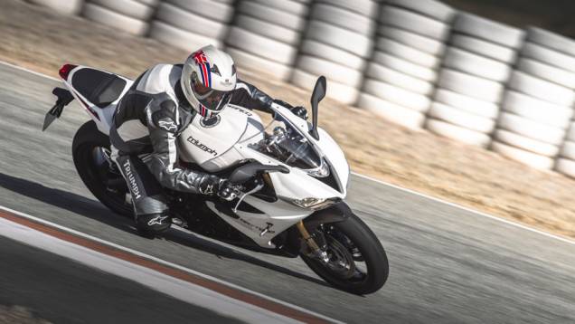 A motocicleta também conta com o dispositivo Quickshifter | <a href="https://preprod.quatrorodas.abril.com.br/moto/noticias/triumph-lanca-daytona-675r-street-triple-741449.shtml" rel="migration">Leia mais</a> A motocicleta também conta com o dispositivo Quickshifter | <a href="https://preprod.quatrorodas.abril.com.br/moto/noticias/triumph-lanca-daytona-675r-street-triple-741449.shtml" rel="migration">Leia mais</a>