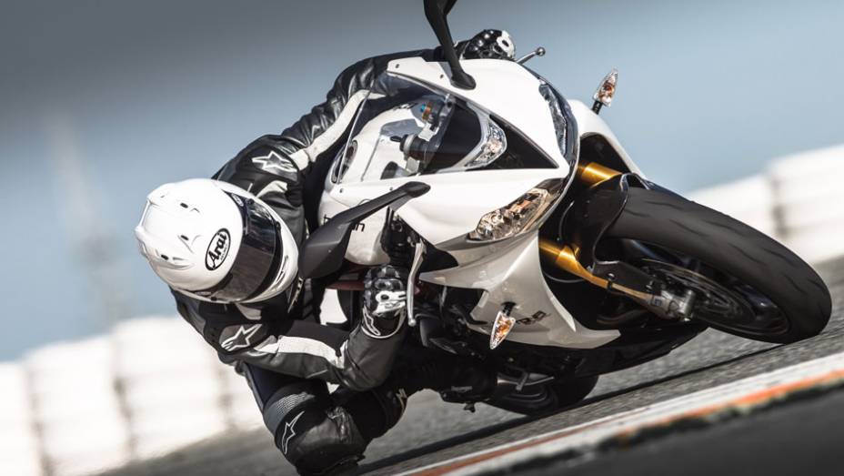 A Daytona 675R conta ainda com embreagem deslizante assistida. | <a href="https://preprod.quatrorodas.abril.com.br/moto/noticias/triumph-lanca-daytona-675r-street-triple-741449.shtml" rel="migration">Leia mais</a>